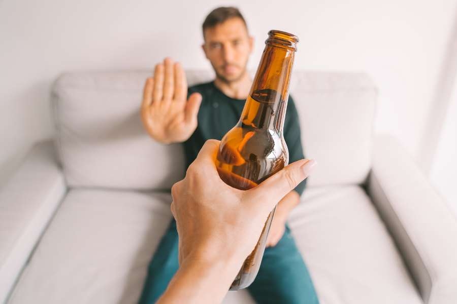 Khi niềng răng, bạn cần hạn chế uống bia rượu