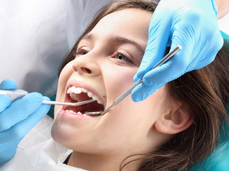 Khi chính nha trong suốt, bố mẹ không cần đưa bé tới tái khám nha khoa nhiều lần